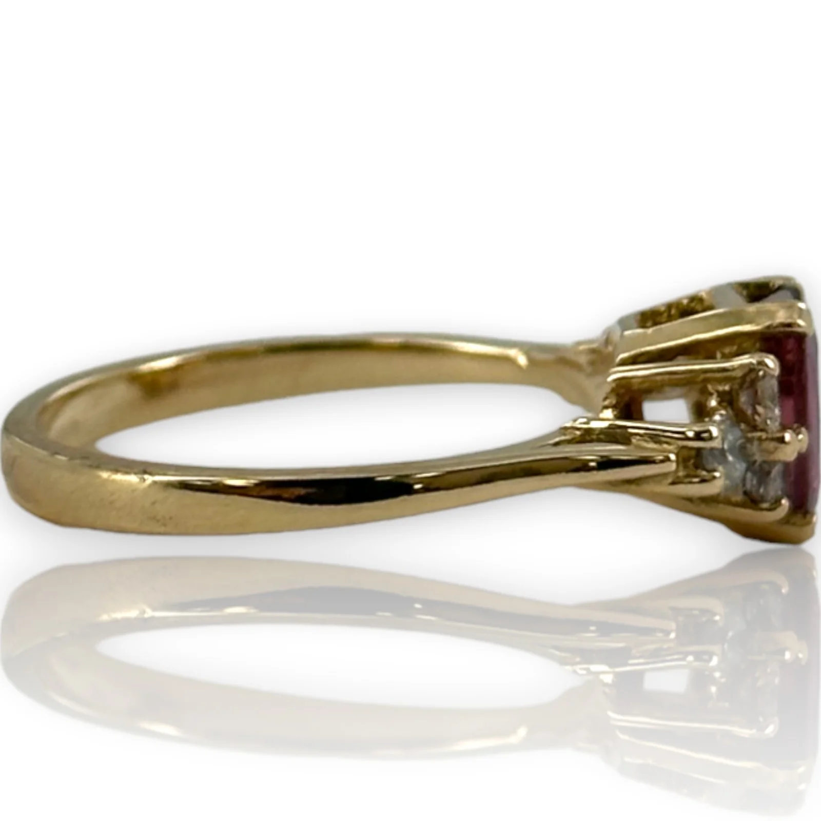 1950-70s Solid 14kt Yellow Gold Ruby Solitaire with Diamond Sides Cocktail Gemstone Ring Size 6.5 - Image 2