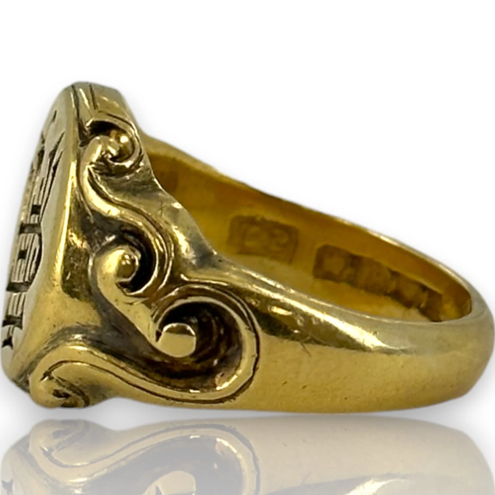 Antique 1902 18kt Yellow Gold Engraved Signet Ring with Scroll Details Made in London - Image 3