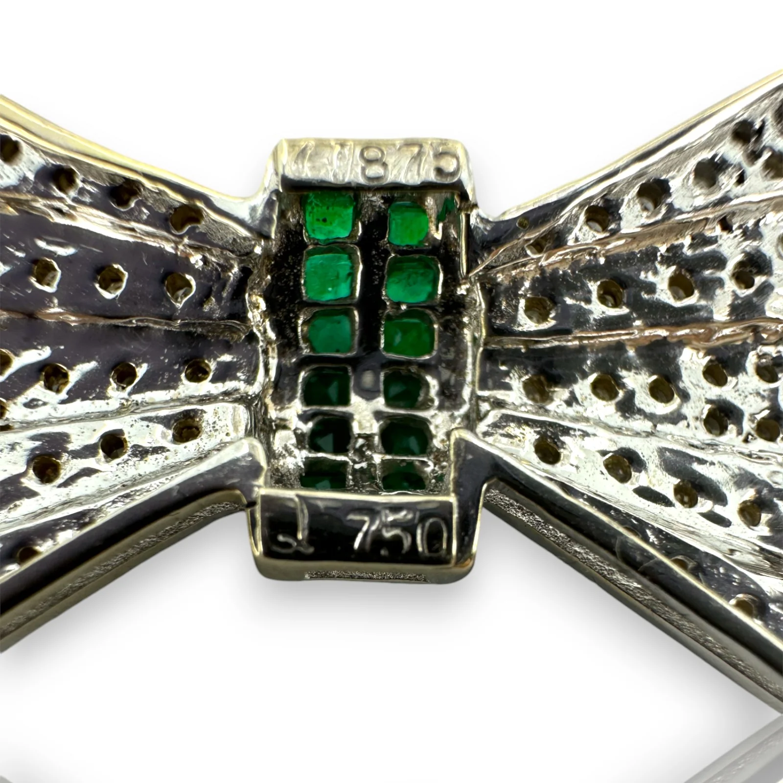 Antique 1920-30s 18kt White Gold Diamond and Emerald Bow Brooch - Image 3