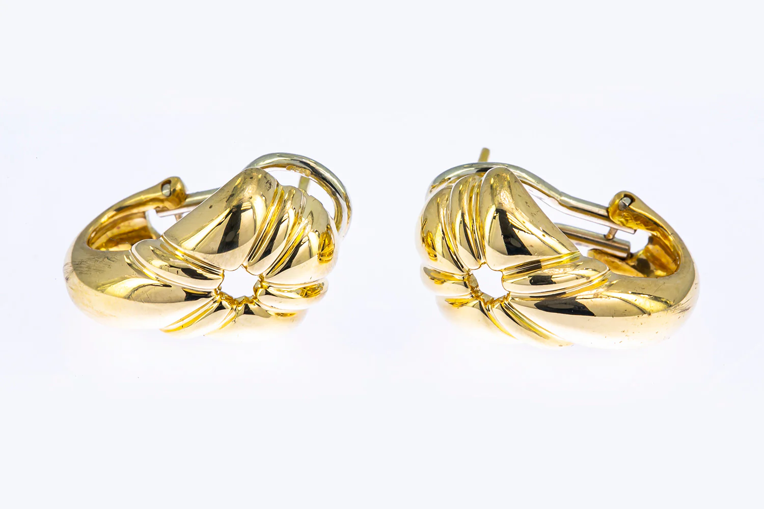 Chaumet Clip & Post Shield Huggies Solid 18K 750 Yellow Gold Pair of Earrings - Image 4