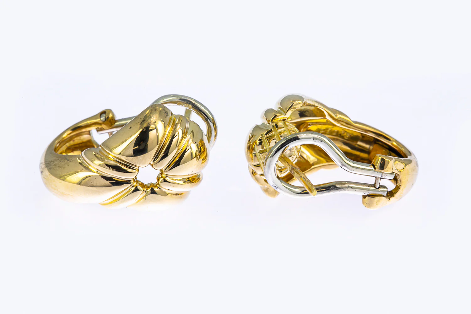 Chaumet Clip & Post Shield Huggies Solid 18K 750 Yellow Gold Pair of Earrings - Image 5