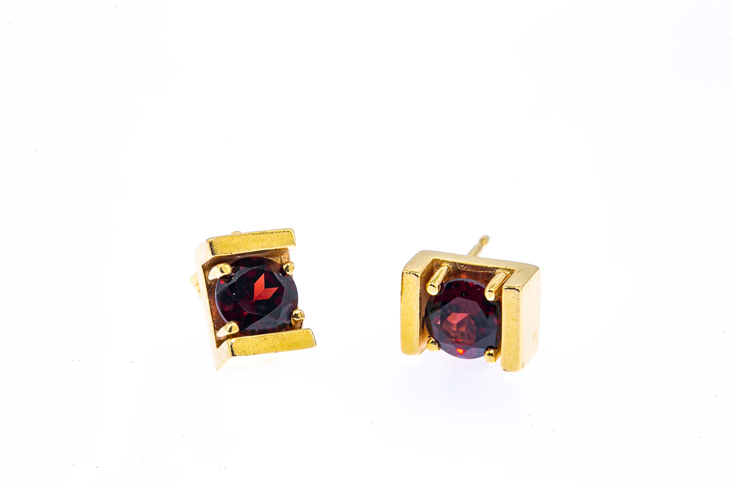 Clyde Duneier Pyrope Garnet Modernist Studs 14K 585 Yellow Gold Pair of Earrings - Image 3