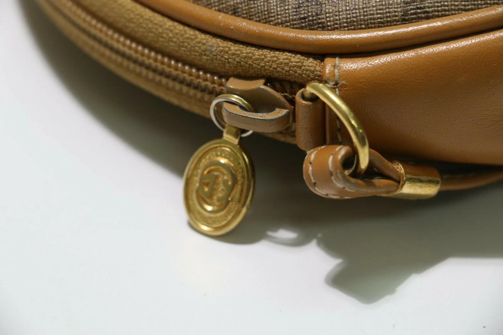 Gucci: Vintage GG Oval Crossbody Bag - Brown Leather/Beige Fabric - Image 4