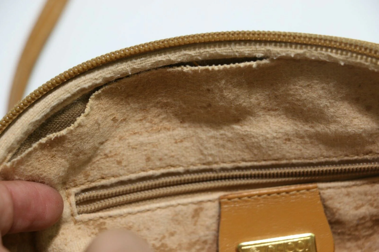 Gucci: Vintage GG Oval Crossbody Bag - Brown Leather/Beige Fabric - Image 5