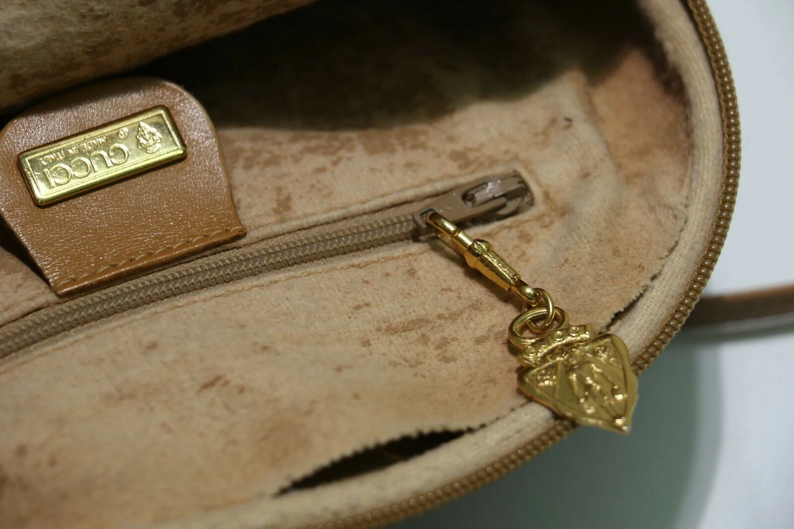 Gucci: Vintage GG Oval Crossbody Bag - Brown Leather/Beige Fabric - Image 6