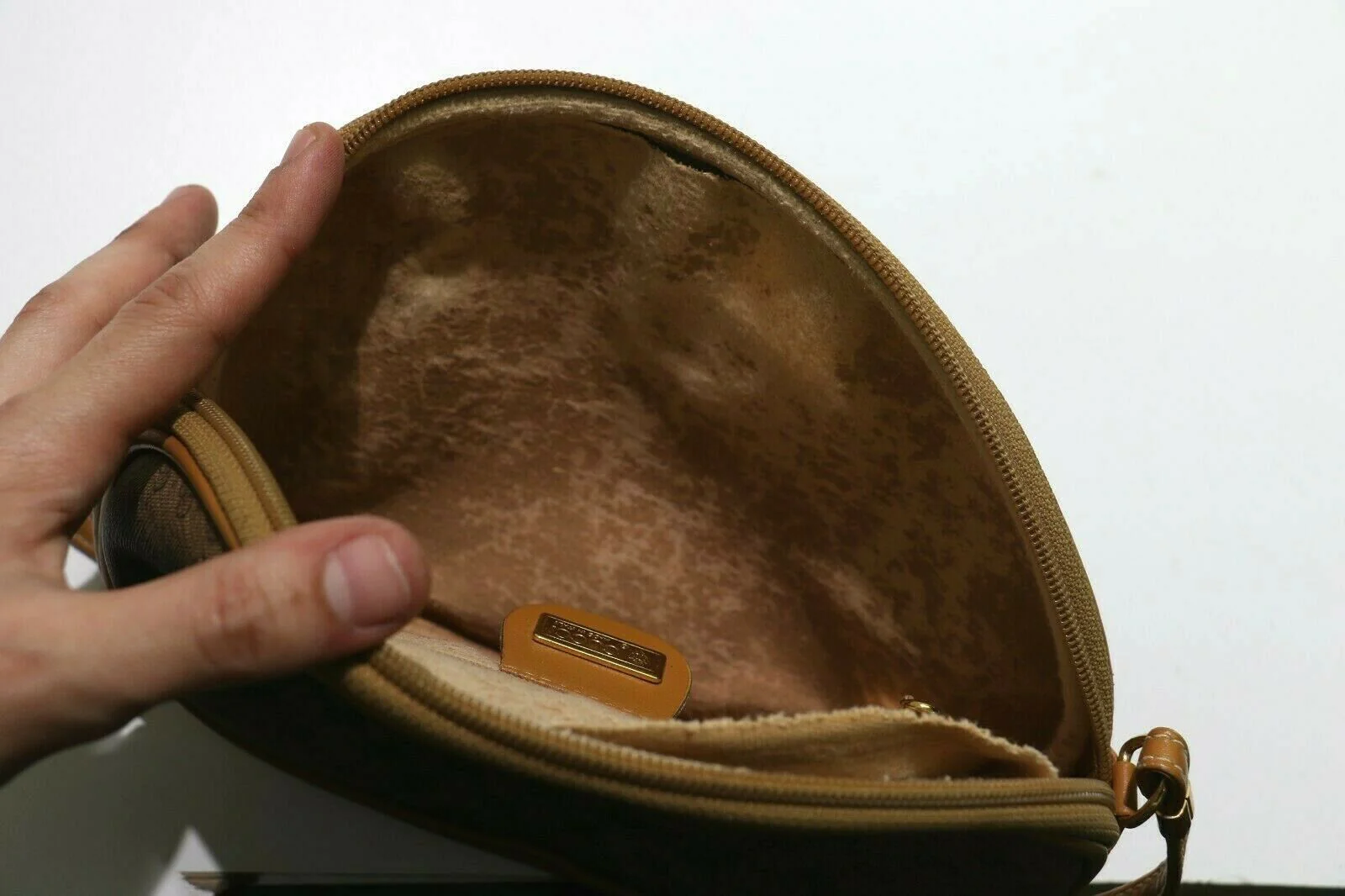 Gucci: Vintage GG Oval Crossbody Bag - Brown Leather/Beige Fabric - Image 7