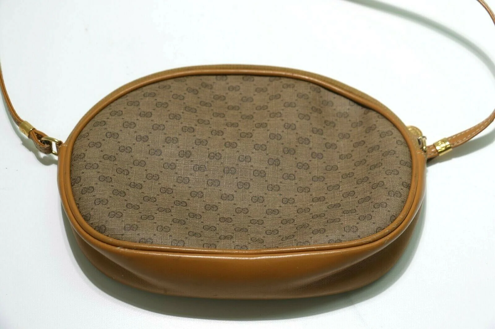 Gucci: Vintage GG Oval Crossbody Bag - Brown Leather/Beige Fabric - Image 8