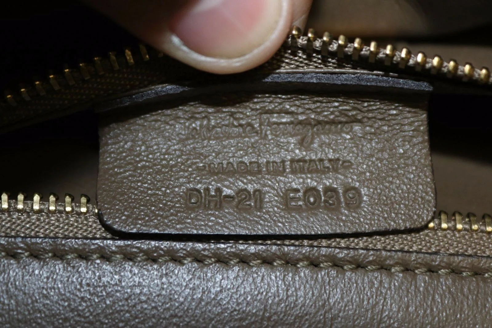 Salvatore Ferragamo Fossil Kamelia DH-21 E039 Brown Python Shoulder Bag - Image 11