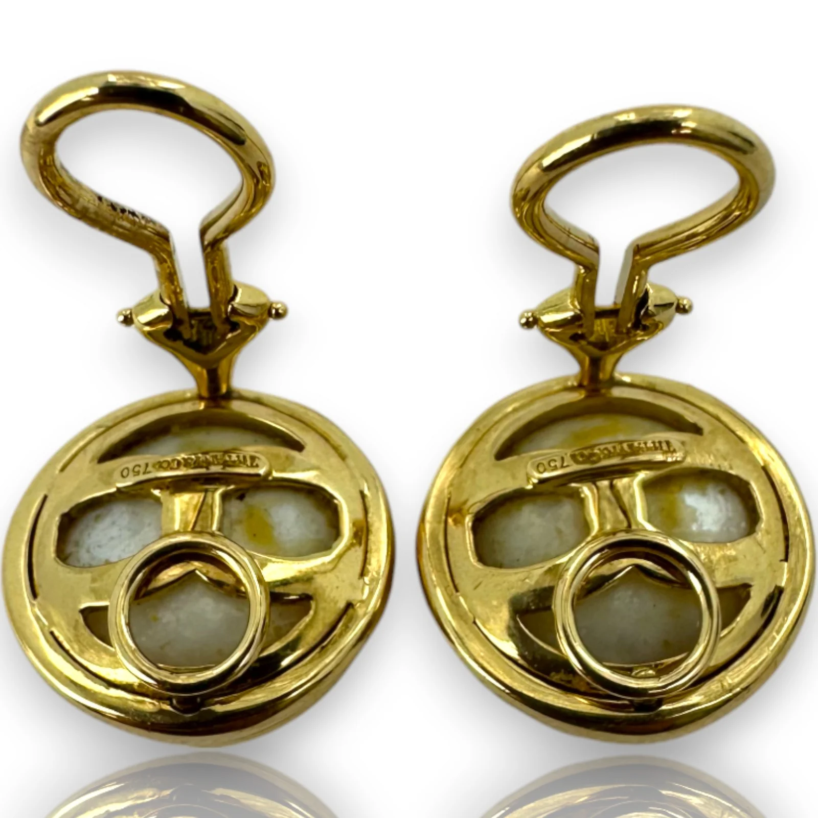 Vintage Tiffany & Co Signed White Mabe Pearl 18k Solid Yellow Gold Knot Clip-On Earrings - Image 4